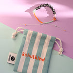 Perlenarmband Schulkind in mint/orange und schwarzen Schriftperlen